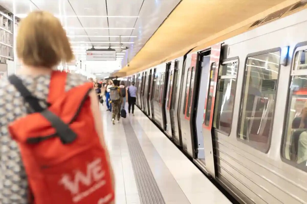 Bild einer U-Bahn in einem Bahnhof.