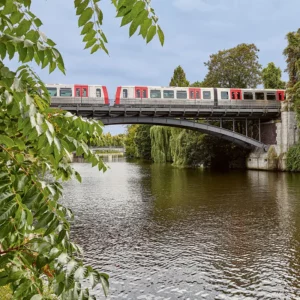 U-Bahn beim Überqueren einer Brücke in Hamburg